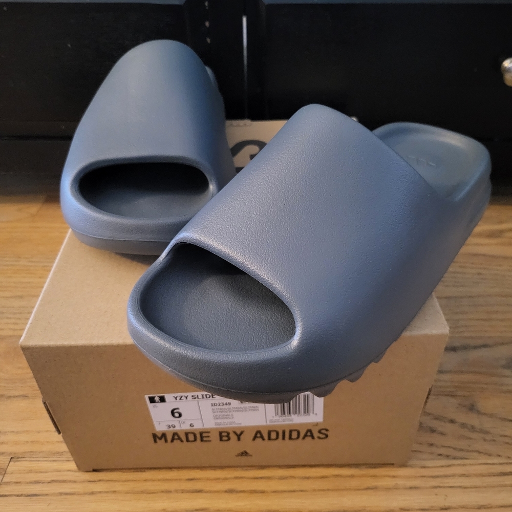 Yeezy Slides (Size 6)